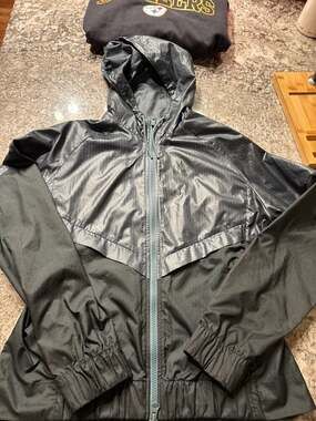 Nike Women's Windrunner Full-Zip Metallic Charcoal Ripstop Hooded Windbreaker Ja